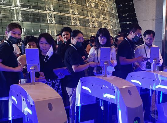 折り返しの障壁の回転木戸